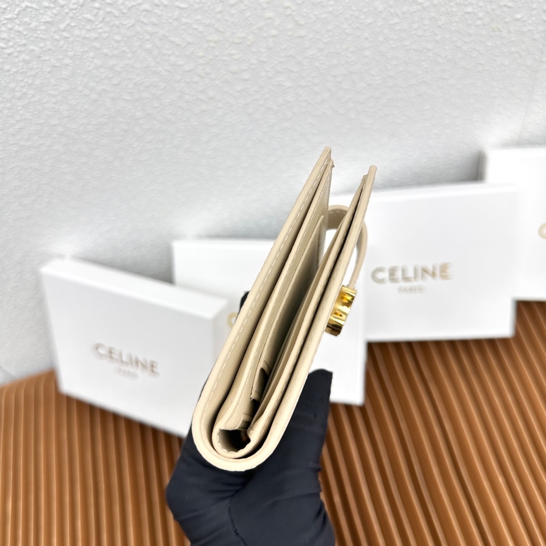 CELINE VICTOIRE柔软牛皮革中号钱包
牛皮革衬里
金色饰面
TRIOMPHE金属钉扣开关
七