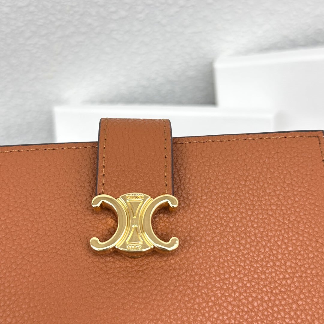 CELINE VICTOIRE柔软牛皮革中号钱包
牛皮革衬里
金色饰面
TRIOMPHE金属钉扣开关
七