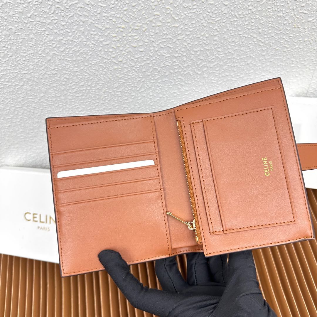 CELINE VICTOIRE柔软牛皮革中号钱包
牛皮革衬里
金色饰面
TRIOMPHE金属钉扣开关
七