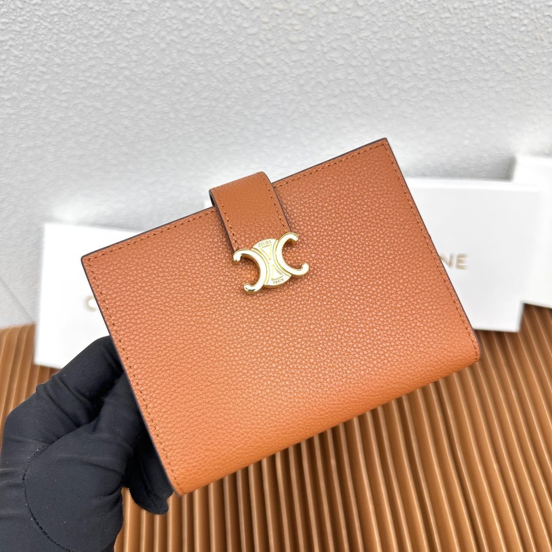 CELINE VICTOIRE柔软牛皮革中号钱包
牛皮革衬里
金色饰面
TRIOMPHE金属钉扣开关
七
