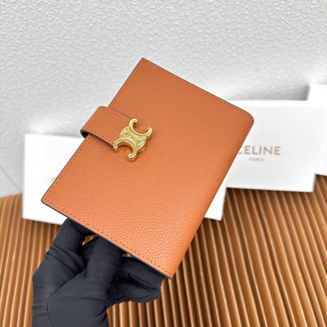 CELINE VICTOIRE柔软牛皮革中号钱包
牛皮革衬里
金色饰面
TRIOMPHE金属钉扣开关
七