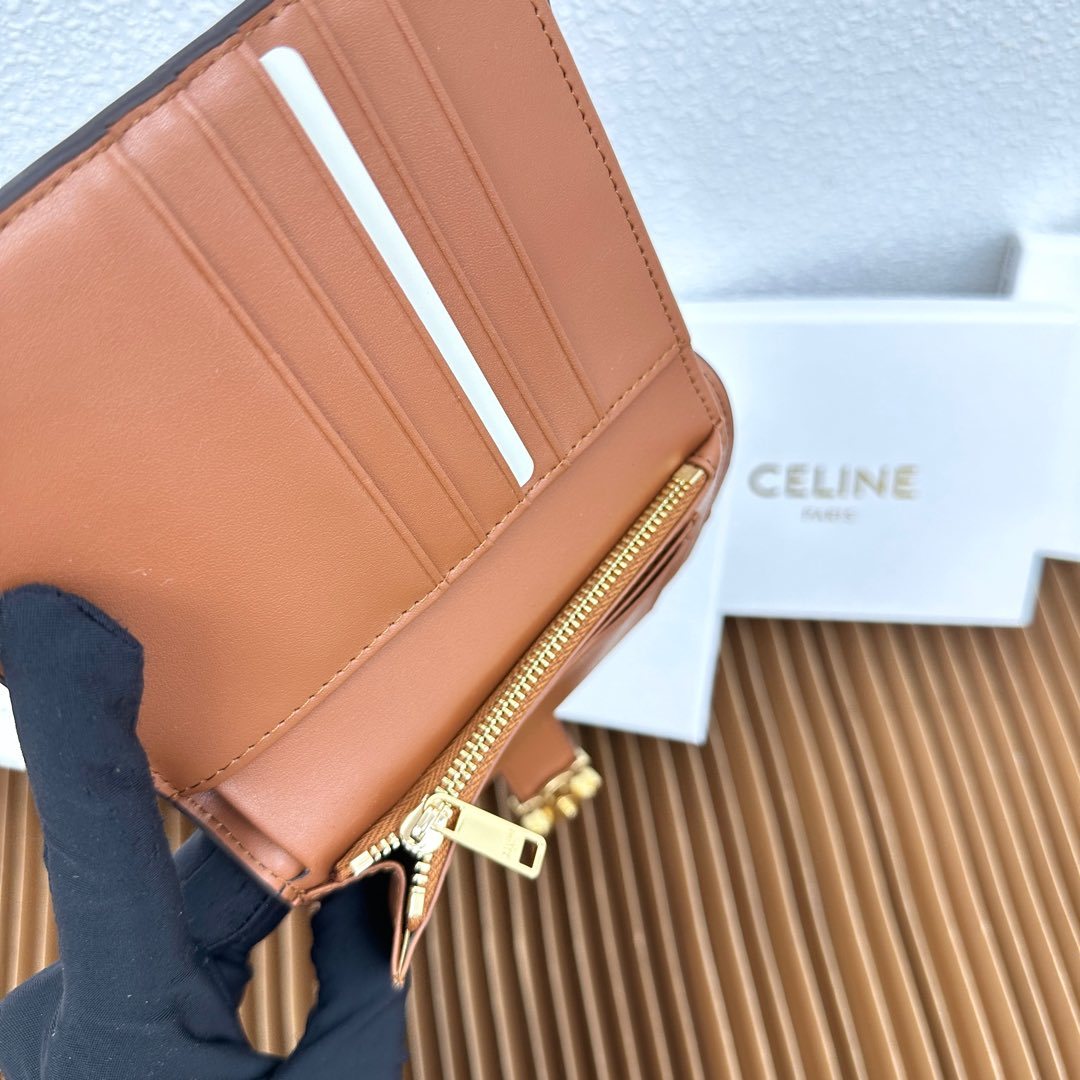 CELINE VICTOIRE柔软牛皮革中号钱包
牛皮革衬里
金色饰面
TRIOMPHE金属钉扣开关
七
