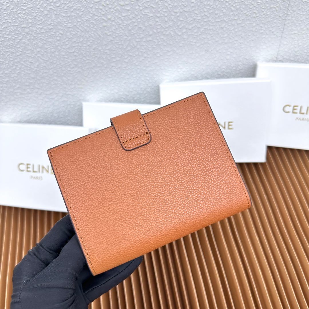 CELINE VICTOIRE柔软牛皮革中号钱包
牛皮革衬里
金色饰面
TRIOMPHE金属钉扣开关
七