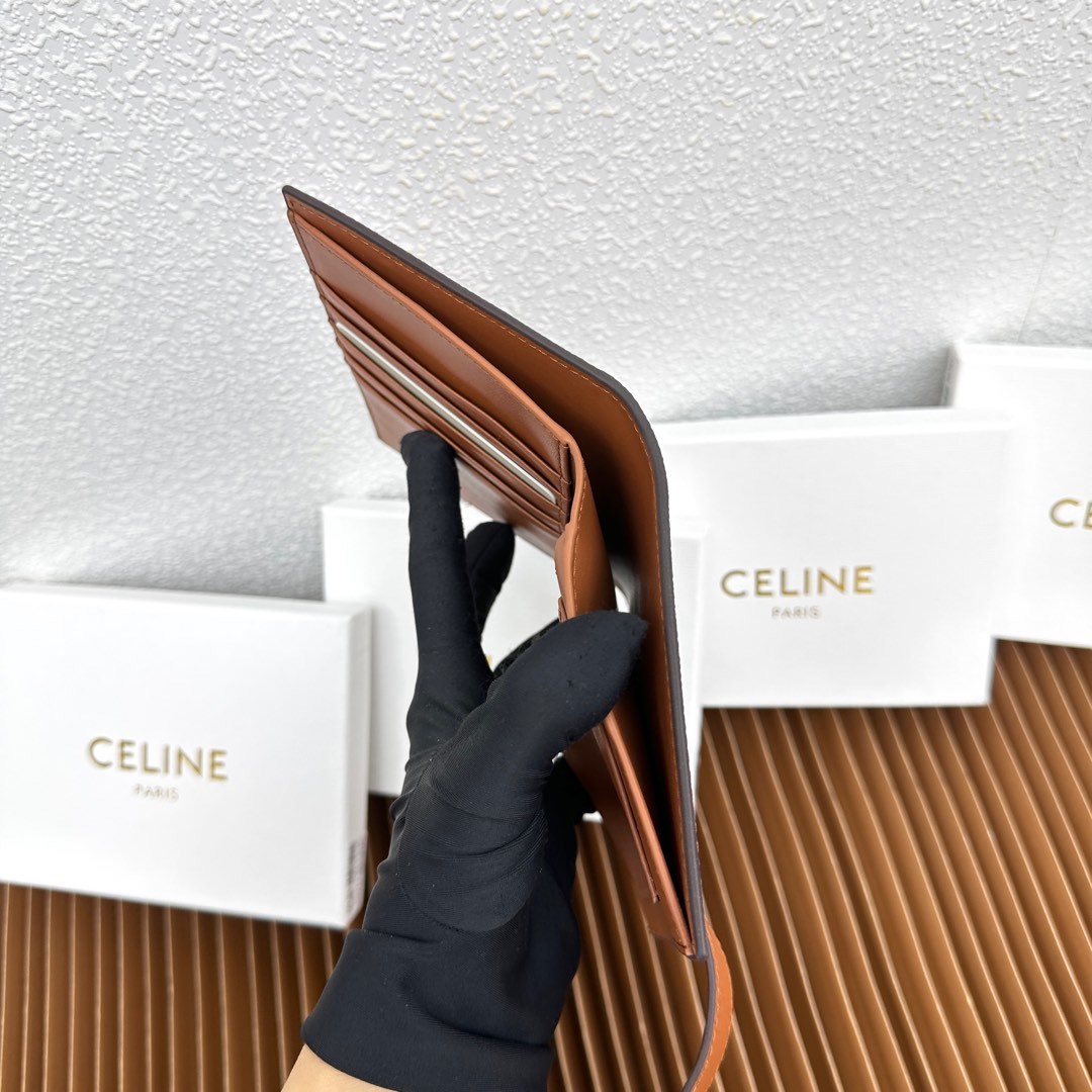 CELINE VICTOIRE柔软牛皮革中号钱包
牛皮革衬里
金色饰面
TRIOMPHE金属钉扣开关
七