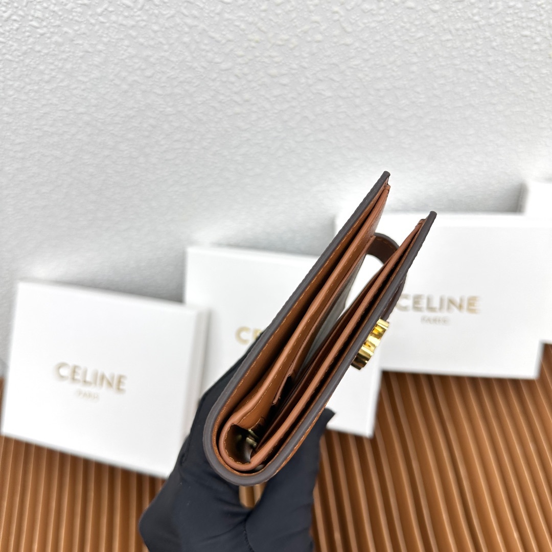 CELINE VICTOIRE柔软牛皮革中号钱包
牛皮革衬里
金色饰面
TRIOMPHE金属钉扣开关
七