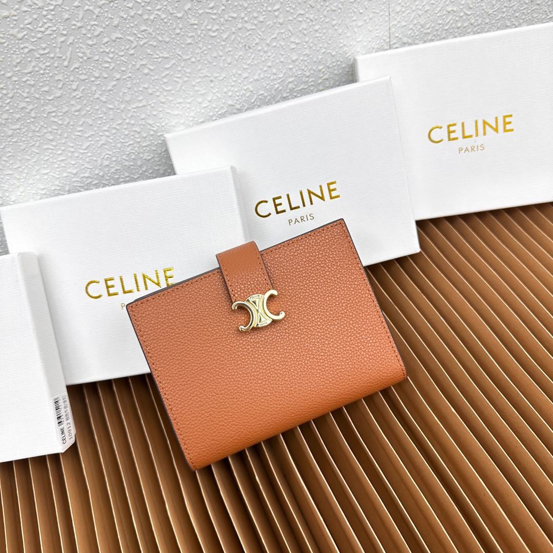 CELINE VICTOIRE柔软牛皮革中号钱包
牛皮革衬里
金色饰面
TRIOMPHE金属钉扣开关
七