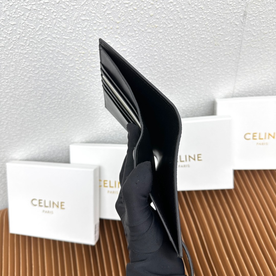 CELINE VICTOIRE柔软牛皮革中号钱包
牛皮革衬里
金色饰面
TRIOMPHE金属钉扣开关
七