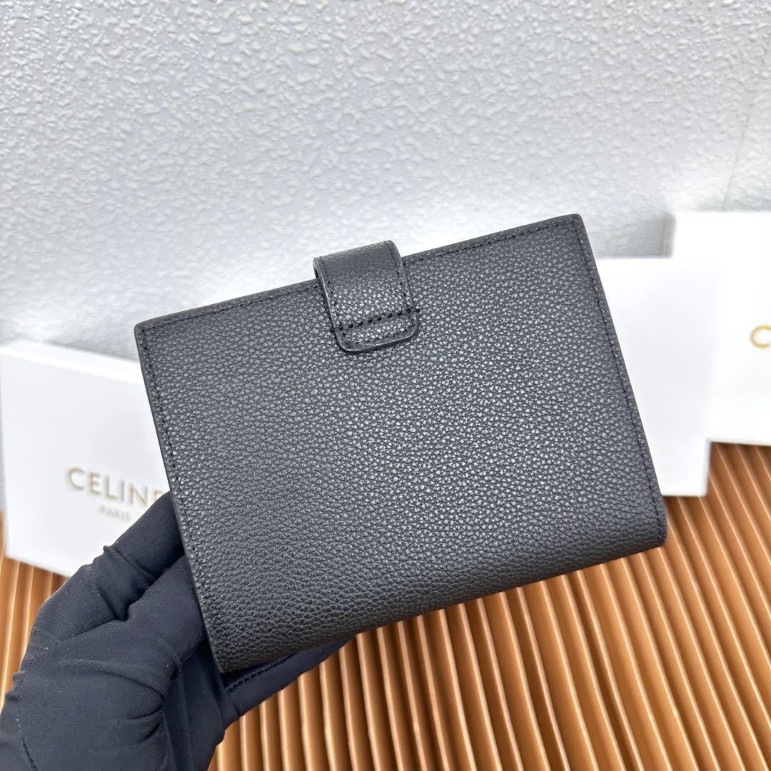 CELINE VICTOIRE柔软牛皮革中号钱包
牛皮革衬里
金色饰面
TRIOMPHE金属钉扣开关
七
