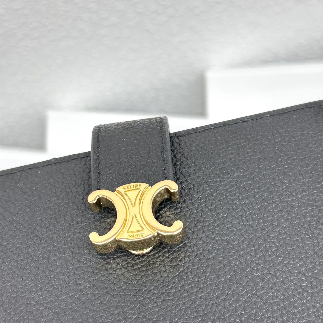 CELINE VICTOIRE柔软牛皮革中号钱包
牛皮革衬里
金色饰面
TRIOMPHE金属钉扣开关
七
