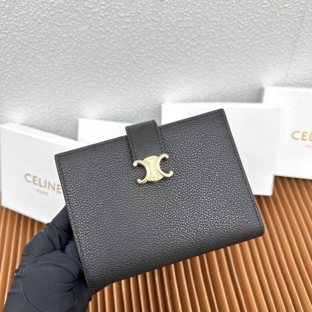 CELINE VICTOIRE柔软牛皮革中号钱包
牛皮革衬里
金色饰面
TRIOMPHE金属钉扣开关
七