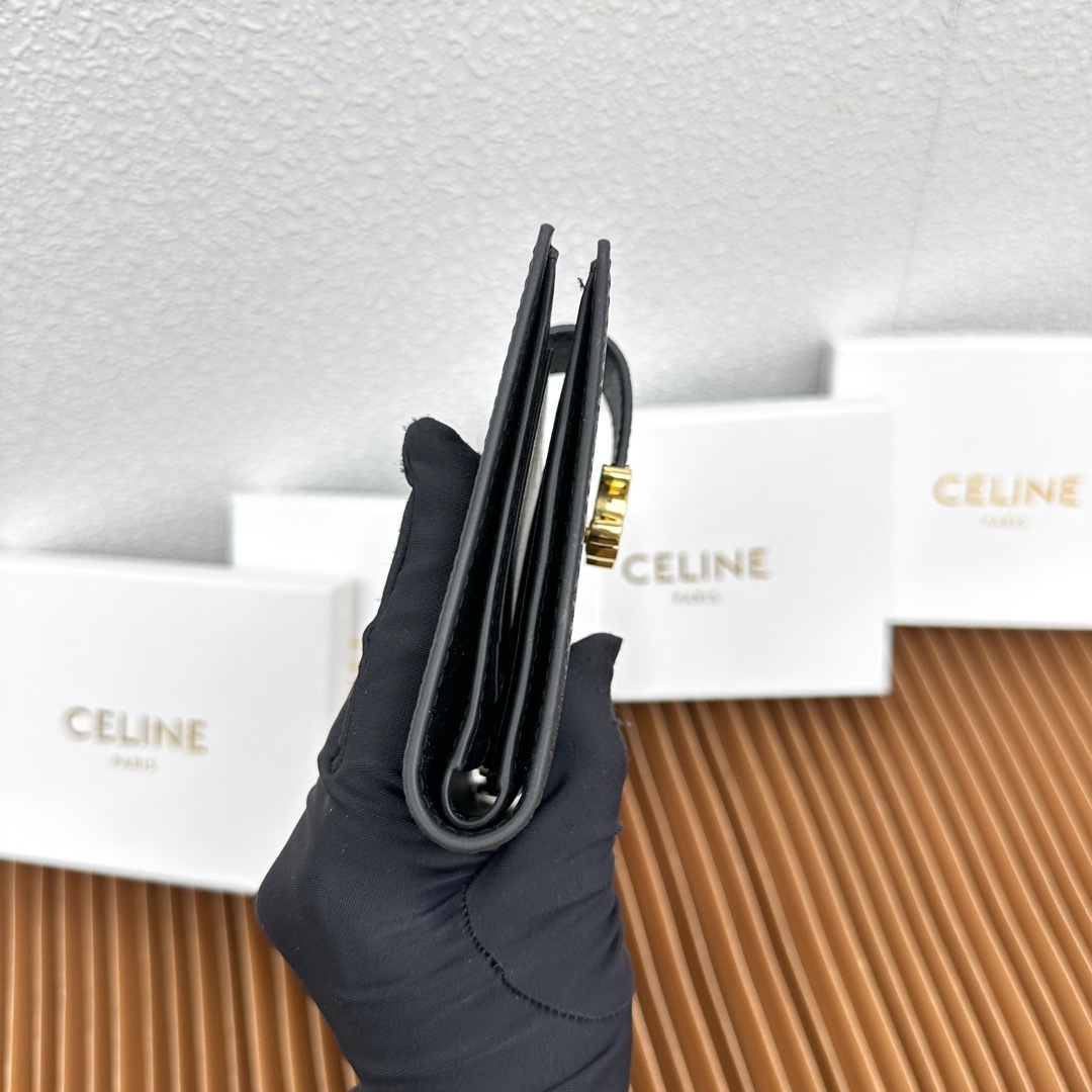 CELINE VICTOIRE柔软牛皮革中号钱包
牛皮革衬里
金色饰面
TRIOMPHE金属钉扣开关
七