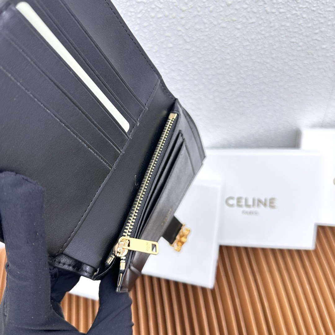 CELINE VICTOIRE柔软牛皮革中号钱包
牛皮革衬里
金色饰面
TRIOMPHE金属钉扣开关
七
