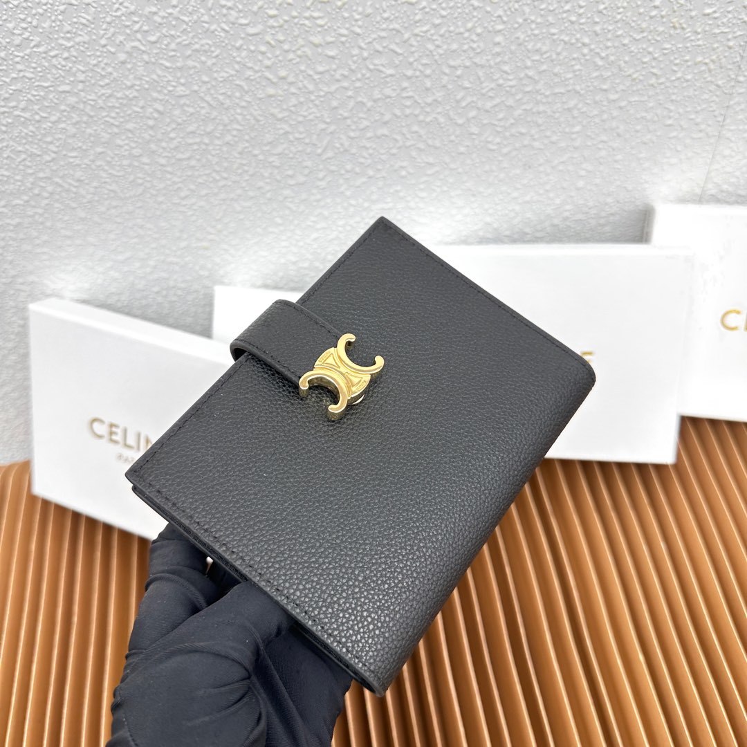 CELINE VICTOIRE柔软牛皮革中号钱包
牛皮革衬里
金色饰面
TRIOMPHE金属钉扣开关
七