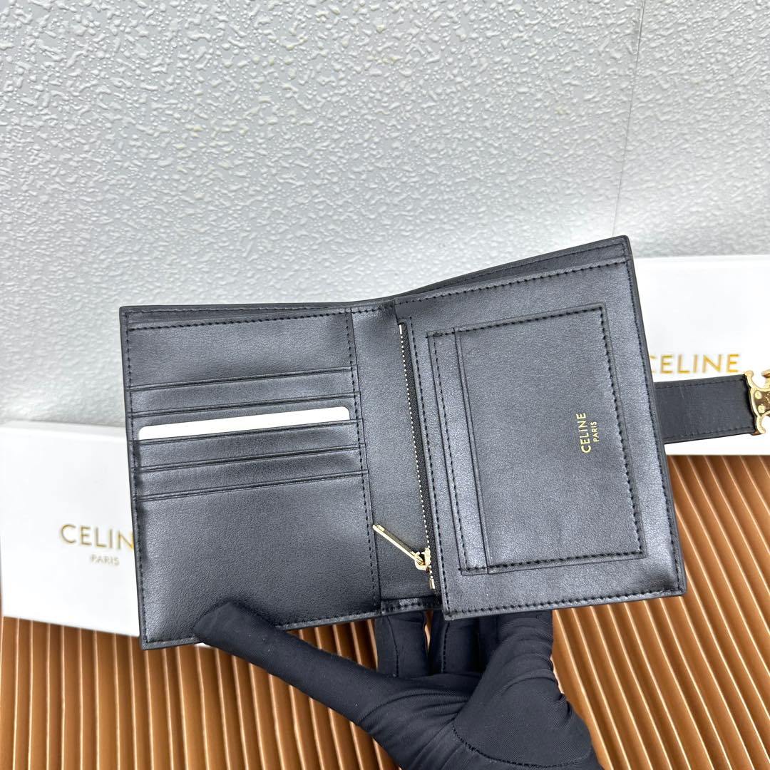 CELINE VICTOIRE柔软牛皮革中号钱包
牛皮革衬里
金色饰面
TRIOMPHE金属钉扣开关
七