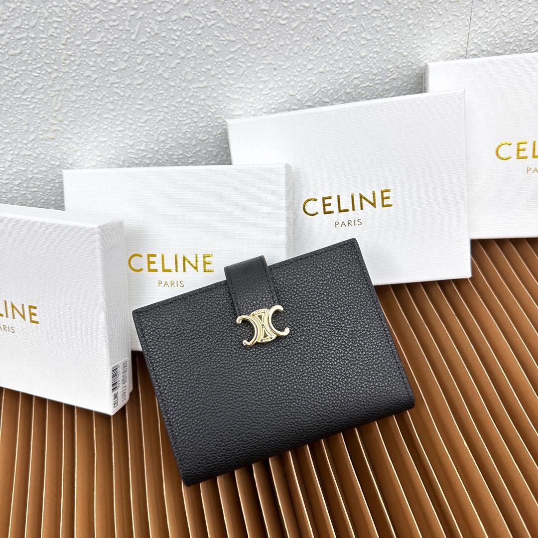 CELINE VICTOIRE柔软牛皮革中号钱包
牛皮革衬里
金色饰面
TRIOMPHE金属钉扣开关
七