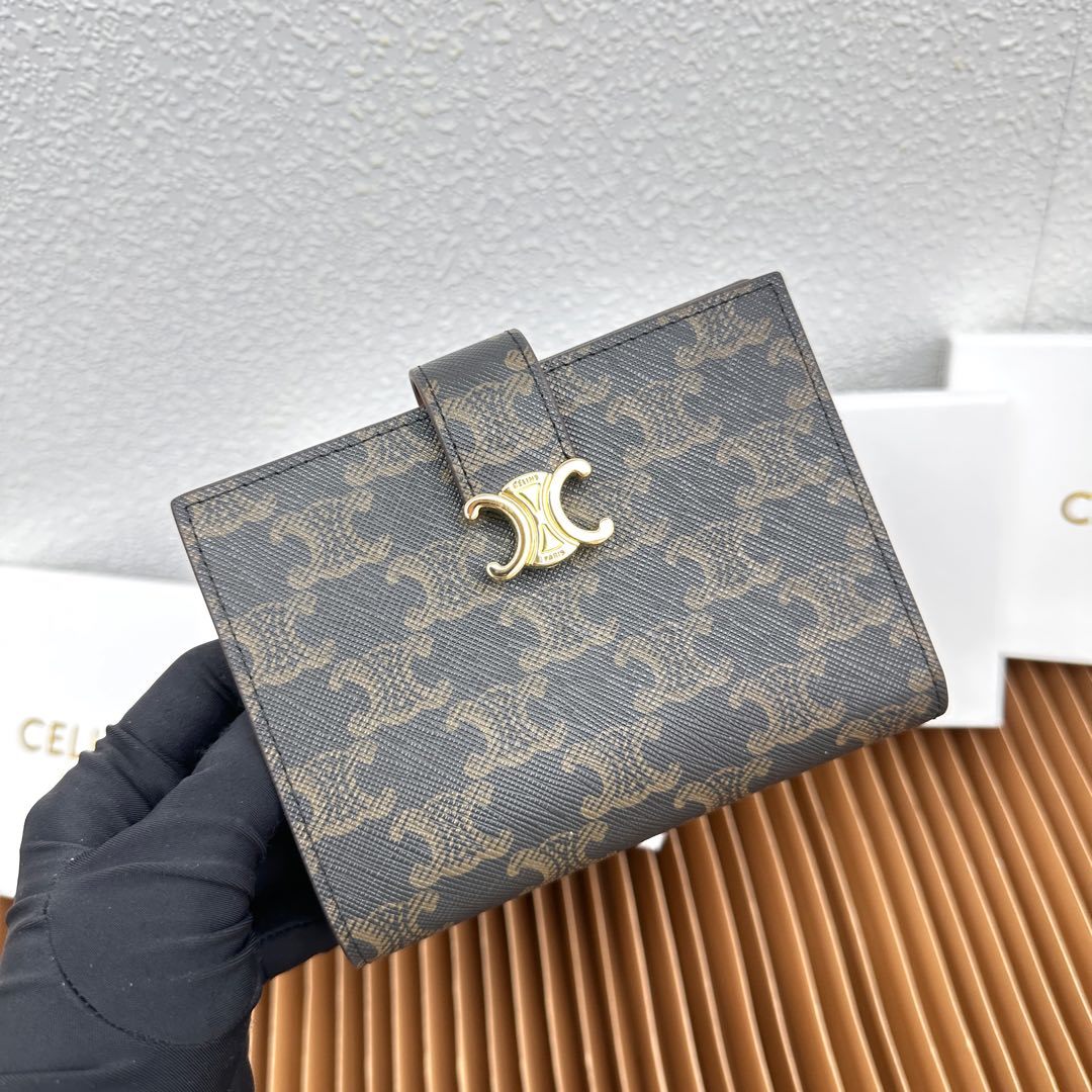 CELINE VICTOIRE柔软牛皮革中号钱包
牛皮革衬里
金色饰面
TRIOMPHE金属钉扣开关