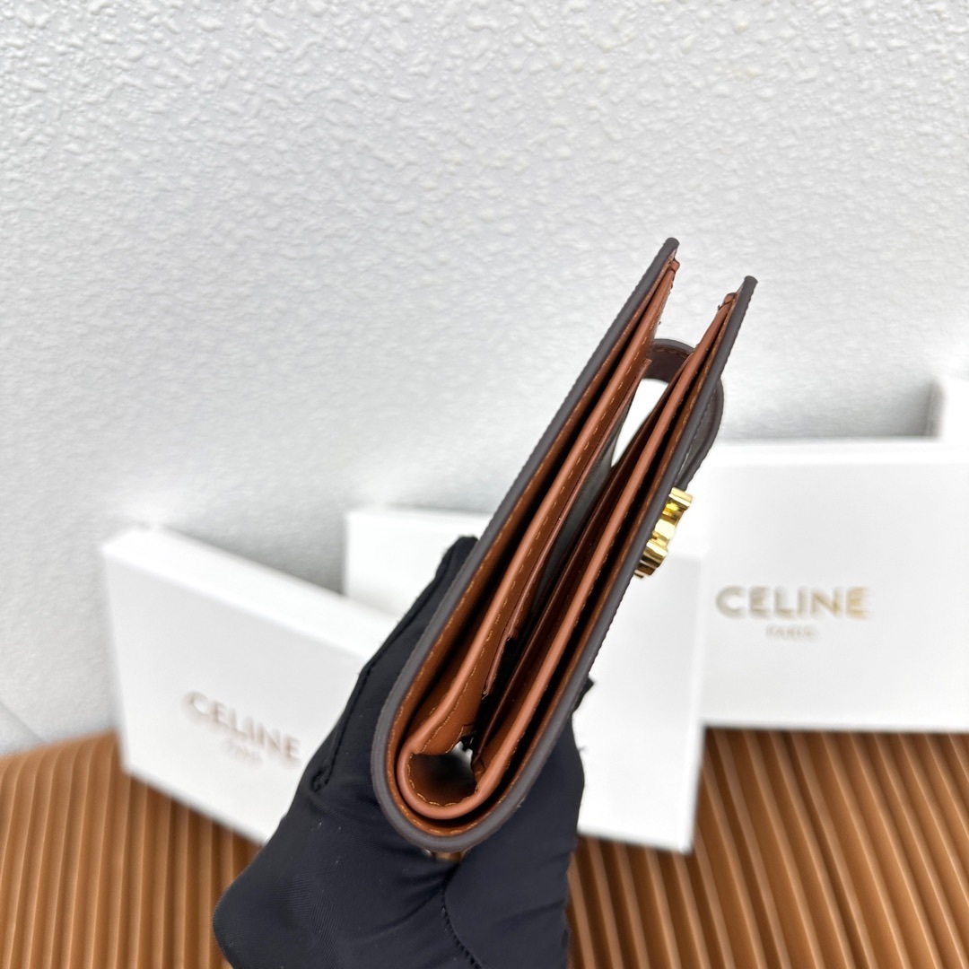 CELINE VICTOIRE柔软牛皮革中号钱包
牛皮革衬里
金色饰面
TRIOMPHE金属钉扣开关