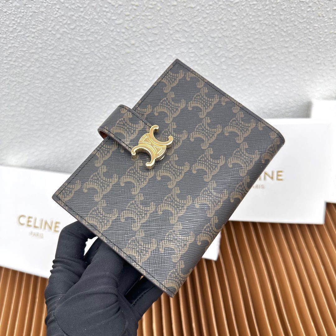 CELINE VICTOIRE柔软牛皮革中号钱包
牛皮革衬里
金色饰面
TRIOMPHE金属钉扣开关