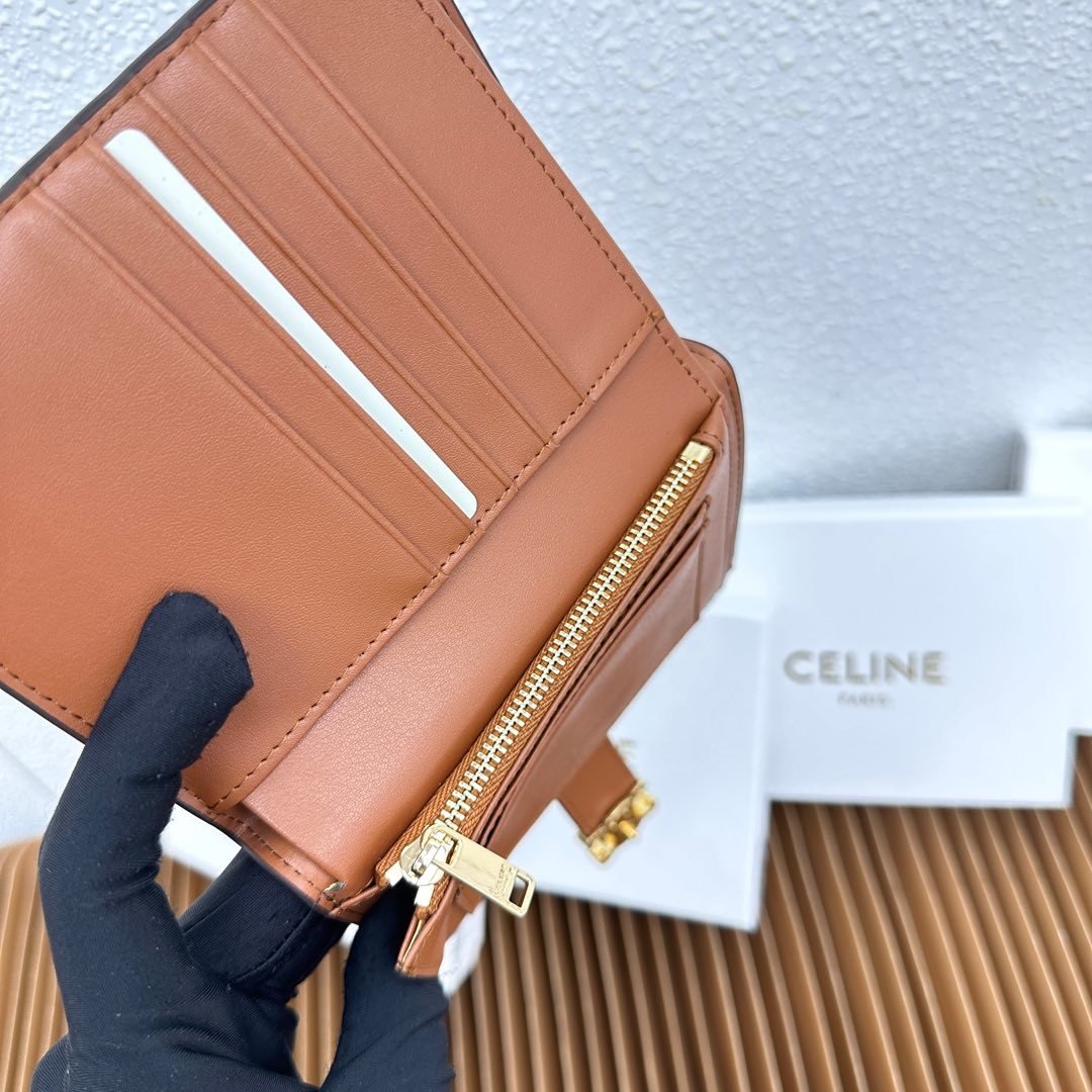 CELINE VICTOIRE柔软牛皮革中号钱包
牛皮革衬里
金色饰面
TRIOMPHE金属钉扣开关