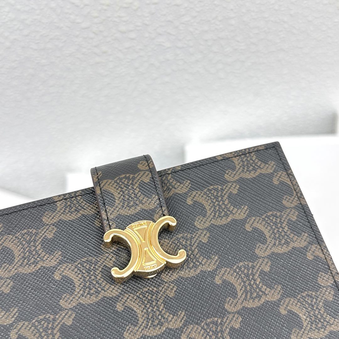 CELINE VICTOIRE柔软牛皮革中号钱包
牛皮革衬里
金色饰面
TRIOMPHE金属钉扣开关