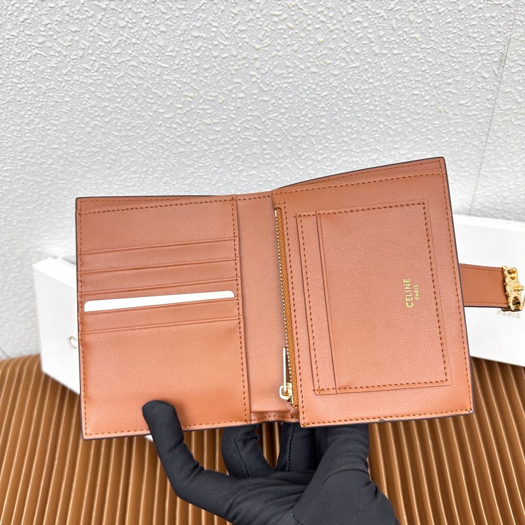 CELINE VICTOIRE柔软牛皮革中号钱包
牛皮革衬里
金色饰面
TRIOMPHE金属钉扣开关