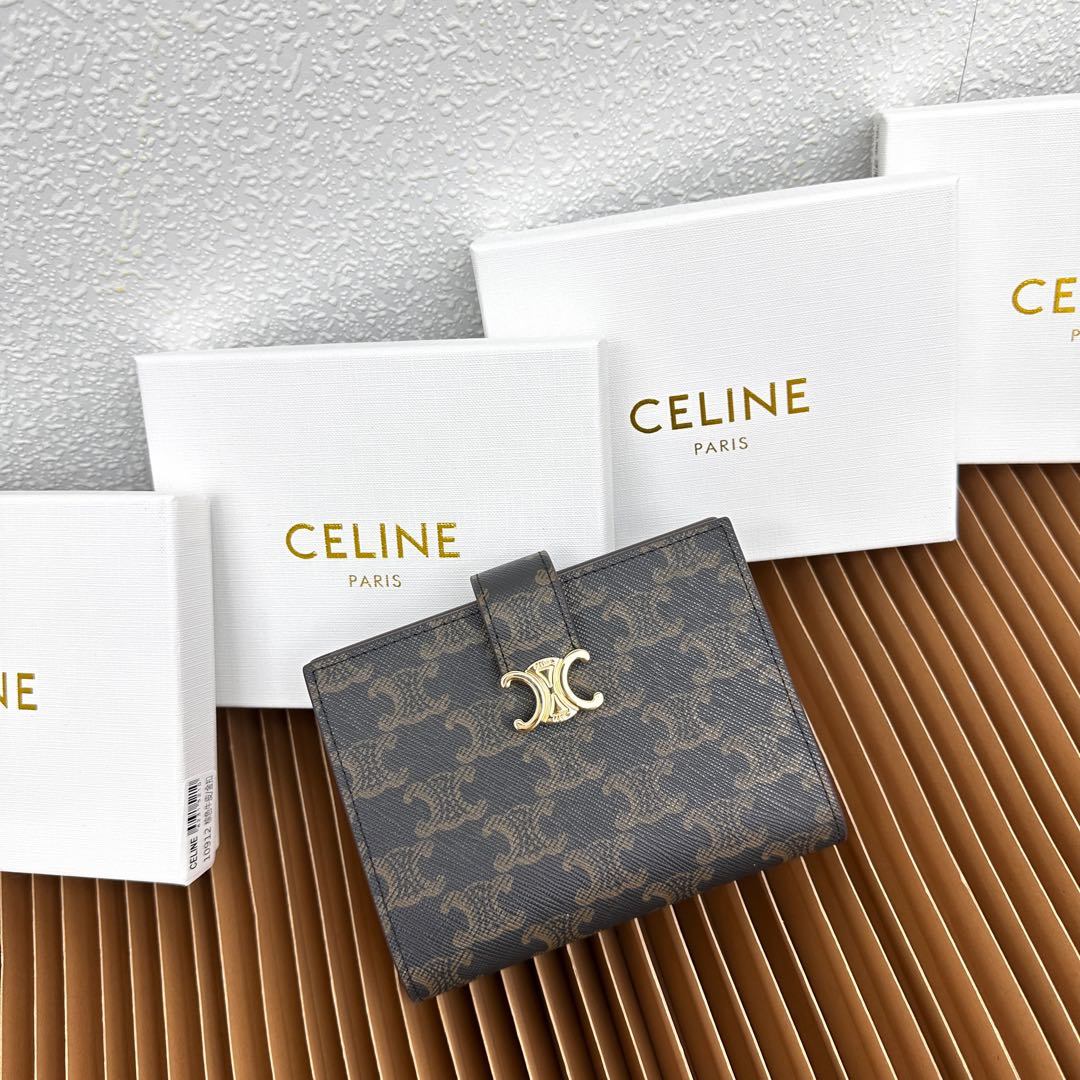 CELINE VICTOIRE柔软牛皮革中号钱包
牛皮革衬里
金色饰面
TRIOMPHE金属钉扣开关