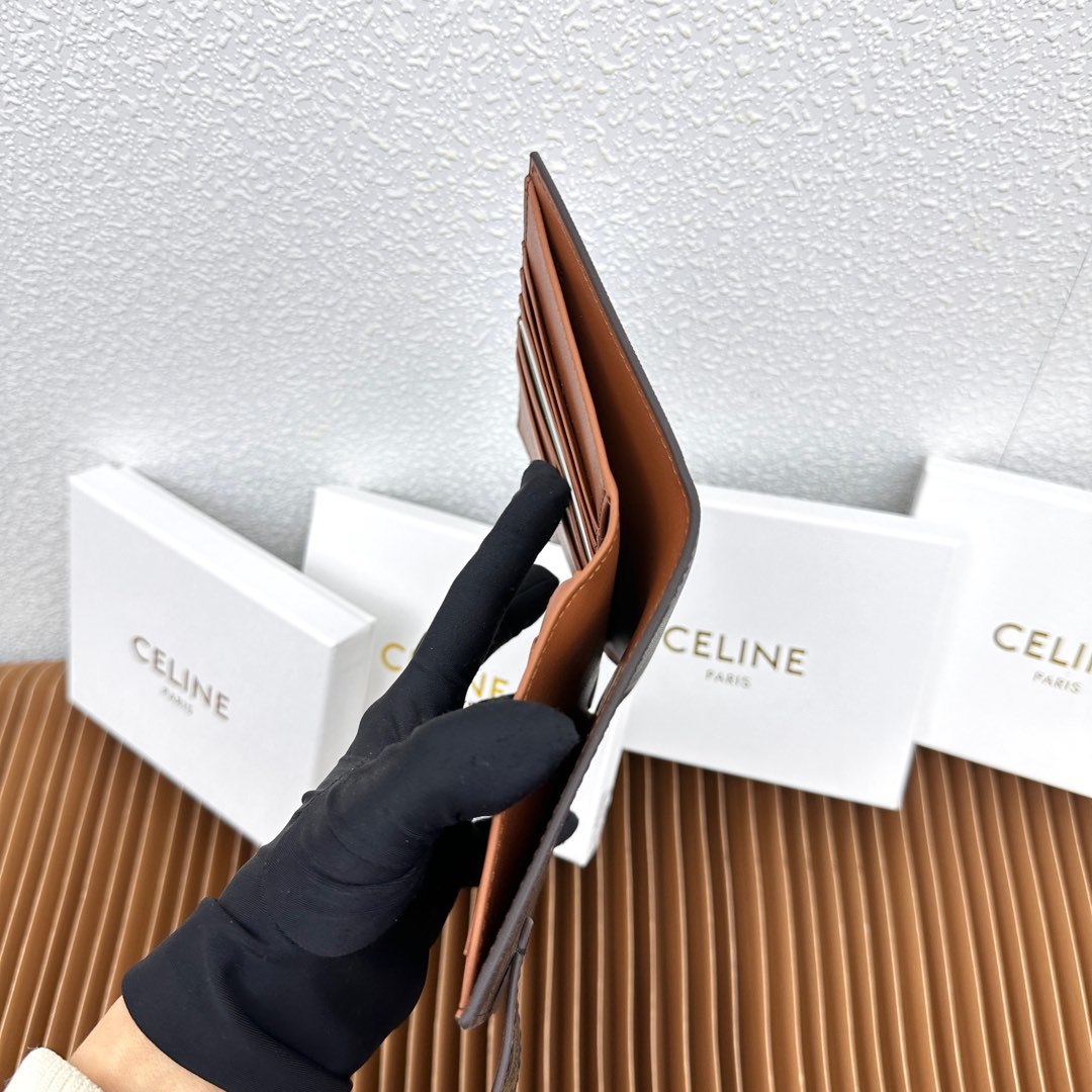 CELINE VICTOIRE柔软牛皮革中号钱包
牛皮革衬里
金色饰面
TRIOMPHE金属钉扣开关
