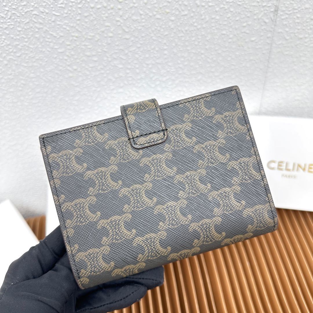 CELINE VICTOIRE柔软牛皮革中号钱包
牛皮革衬里
金色饰面
TRIOMPHE金属钉扣开关