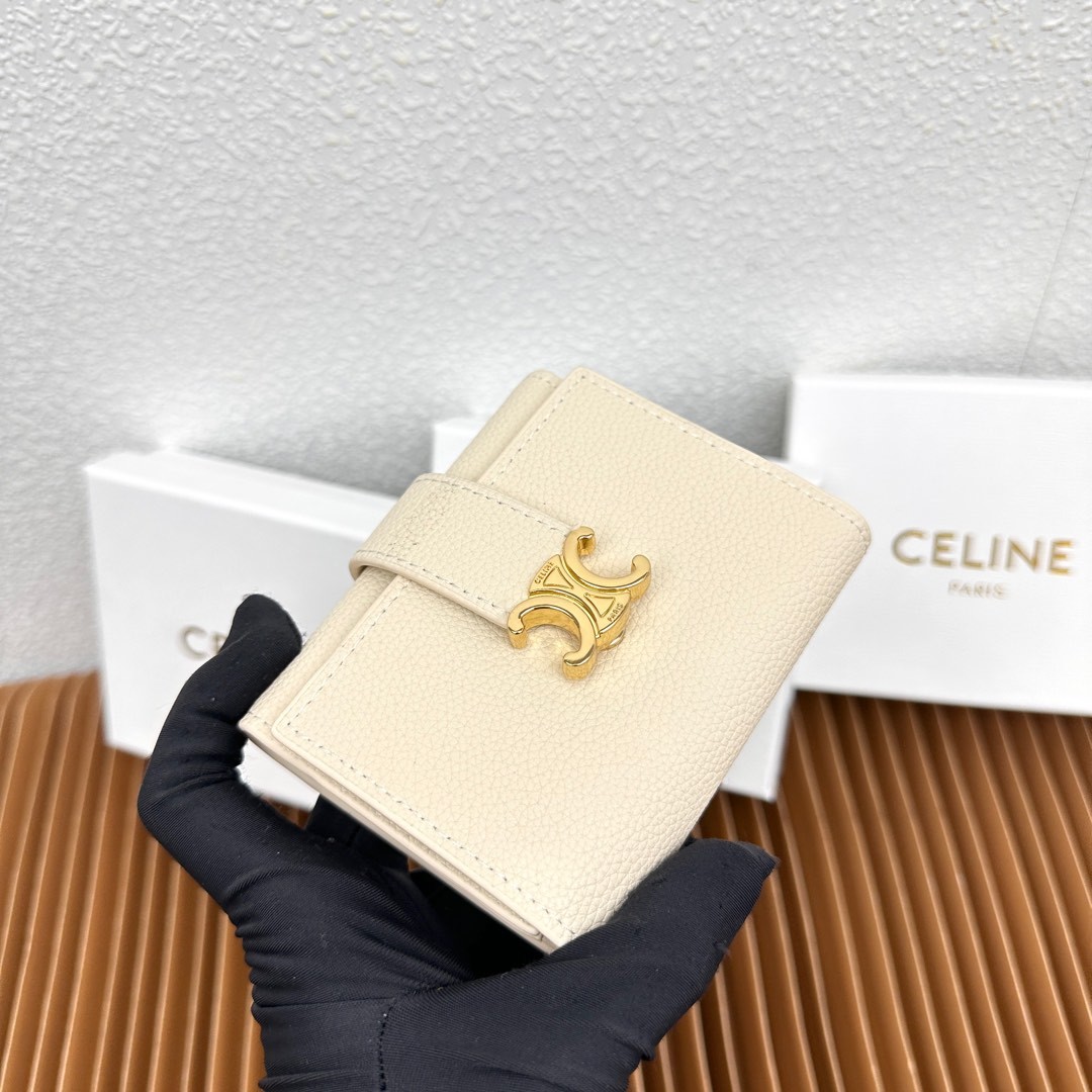 CELINE VICTOIRE柔软牛皮革精致钱包
牛皮革衬里
金色饰面
TRIOMPHE金属钉扣开关
一
