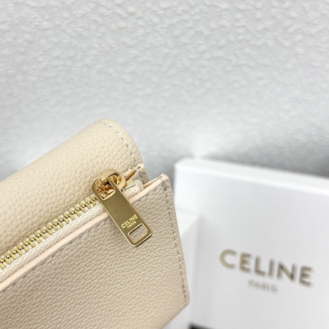 CELINE VICTOIRE柔软牛皮革精致钱包
牛皮革衬里
金色饰面
TRIOMPHE金属钉扣开关
一