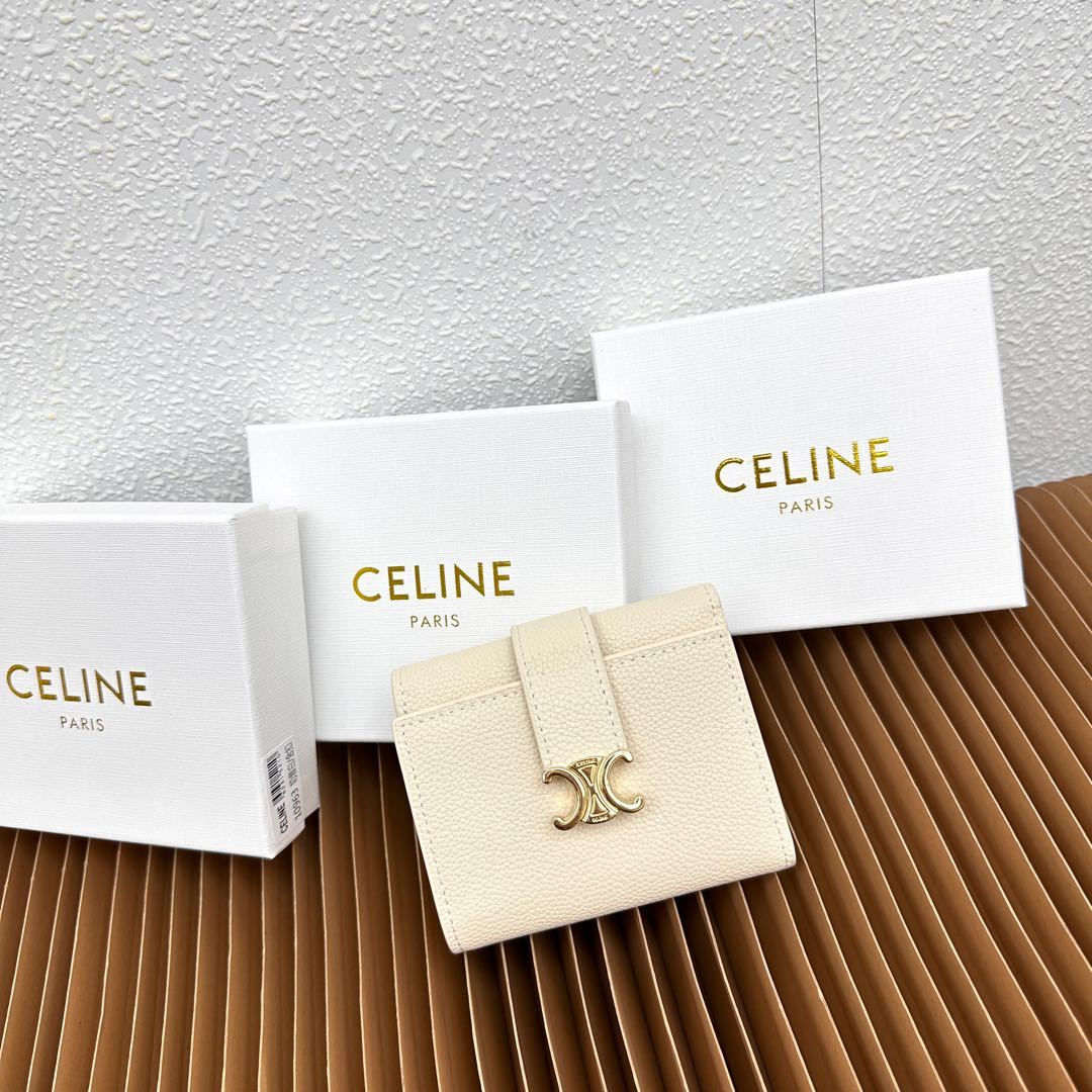 CELINE VICTOIRE柔软牛皮革精致钱包
牛皮革衬里
金色饰面
TRIOMPHE金属钉扣开关
一