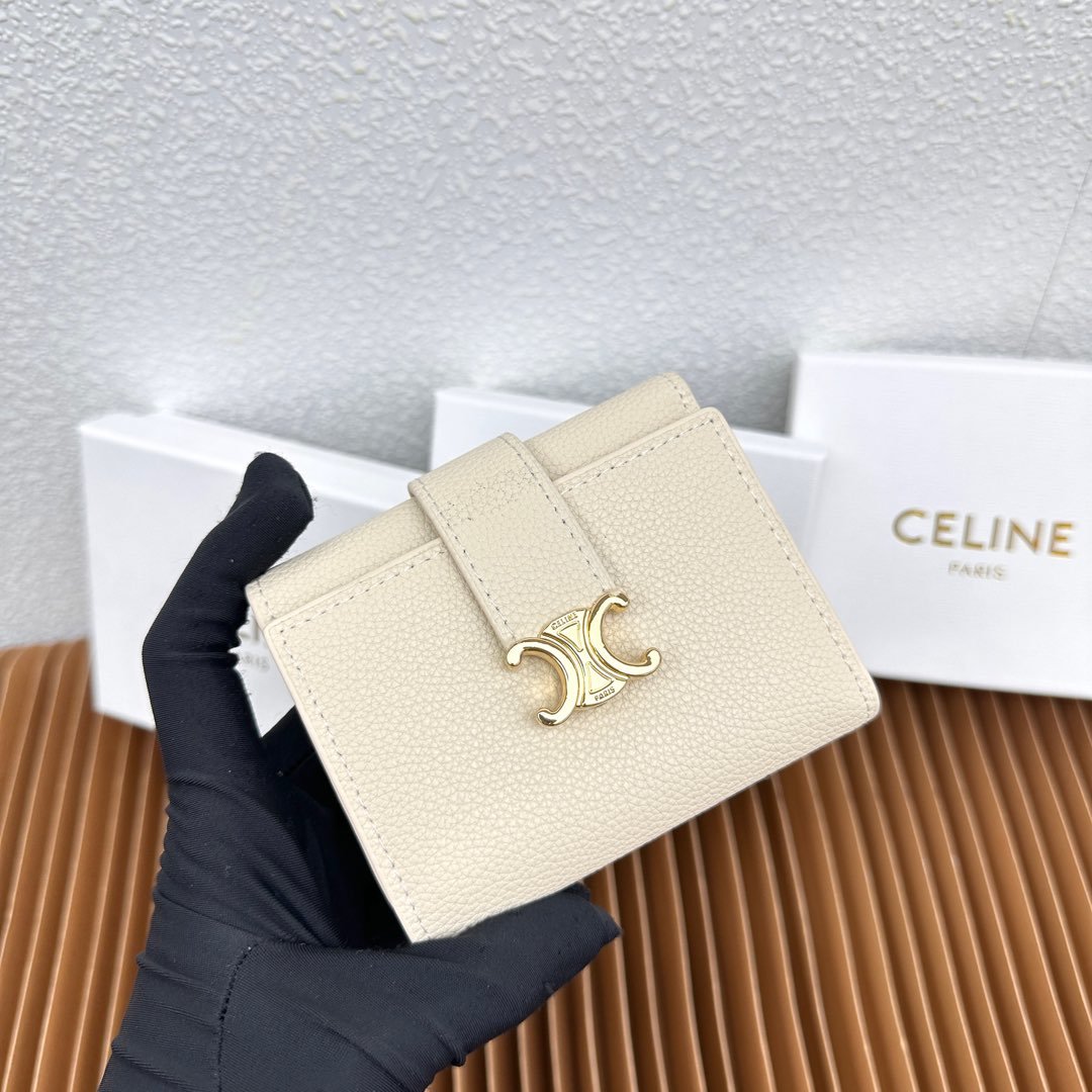 CELINE VICTOIRE柔软牛皮革精致钱包
牛皮革衬里
金色饰面
TRIOMPHE金属钉扣开关
一