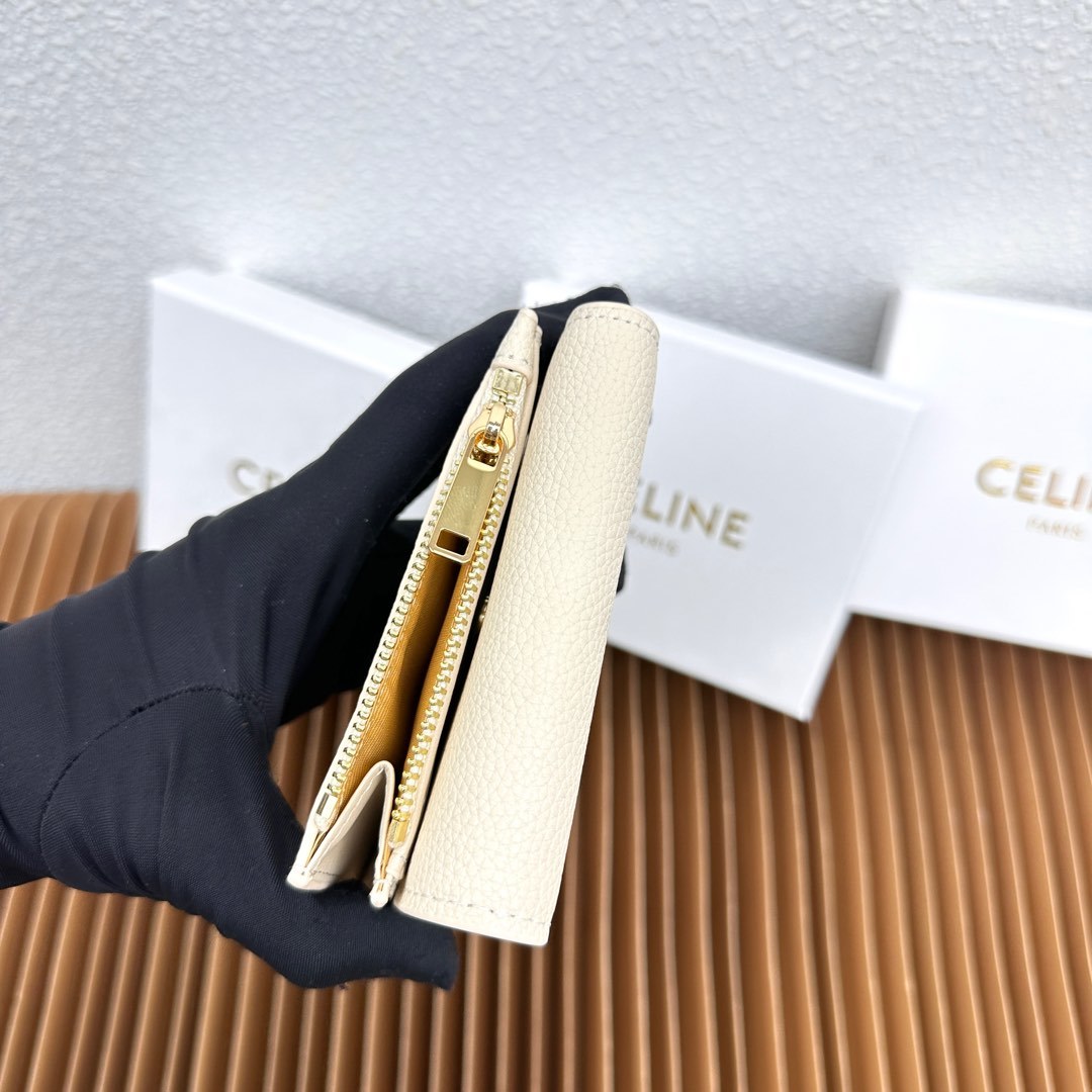 CELINE VICTOIRE柔软牛皮革精致钱包
牛皮革衬里
金色饰面
TRIOMPHE金属钉扣开关
一