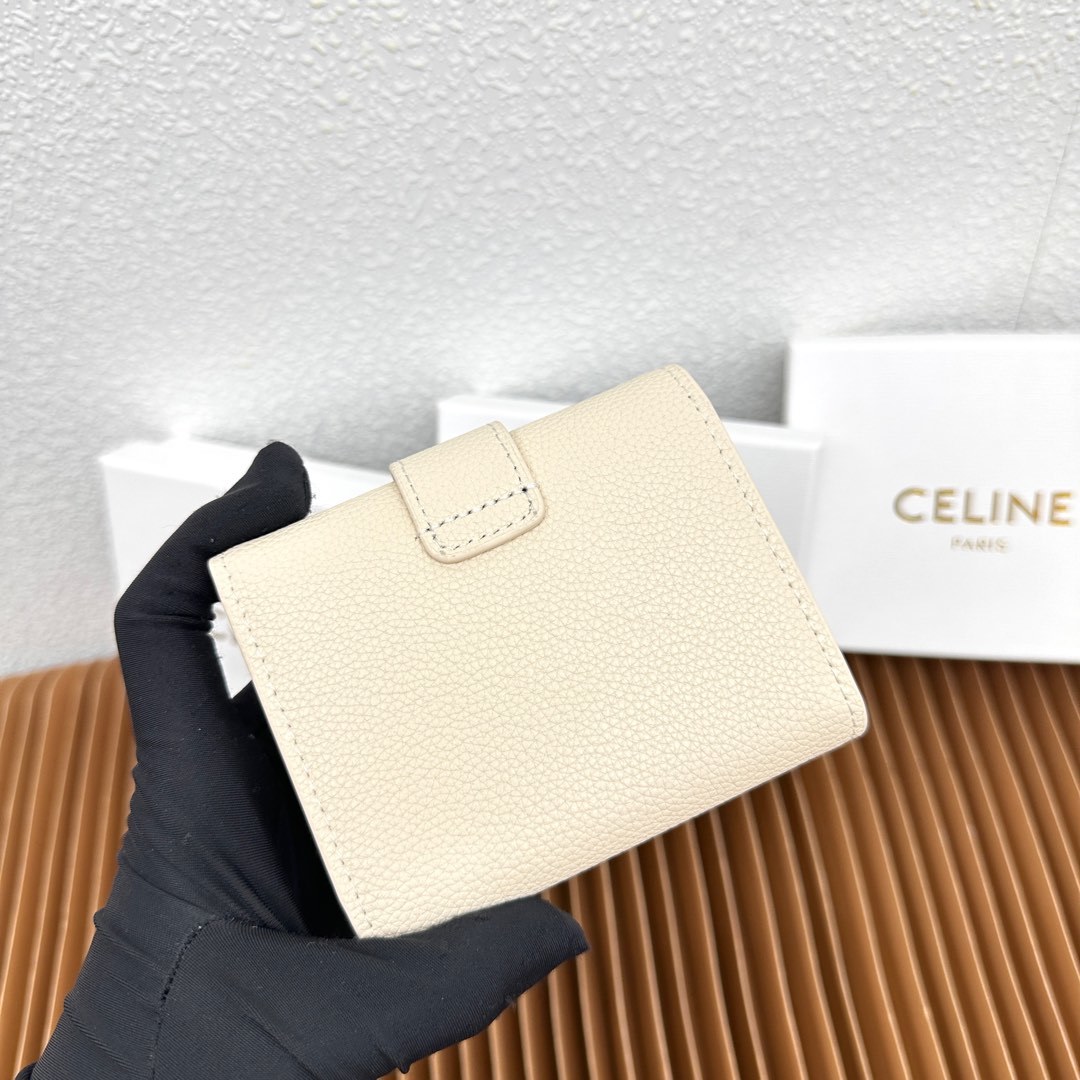 CELINE VICTOIRE柔软牛皮革精致钱包
牛皮革衬里
金色饰面
TRIOMPHE金属钉扣开关
一