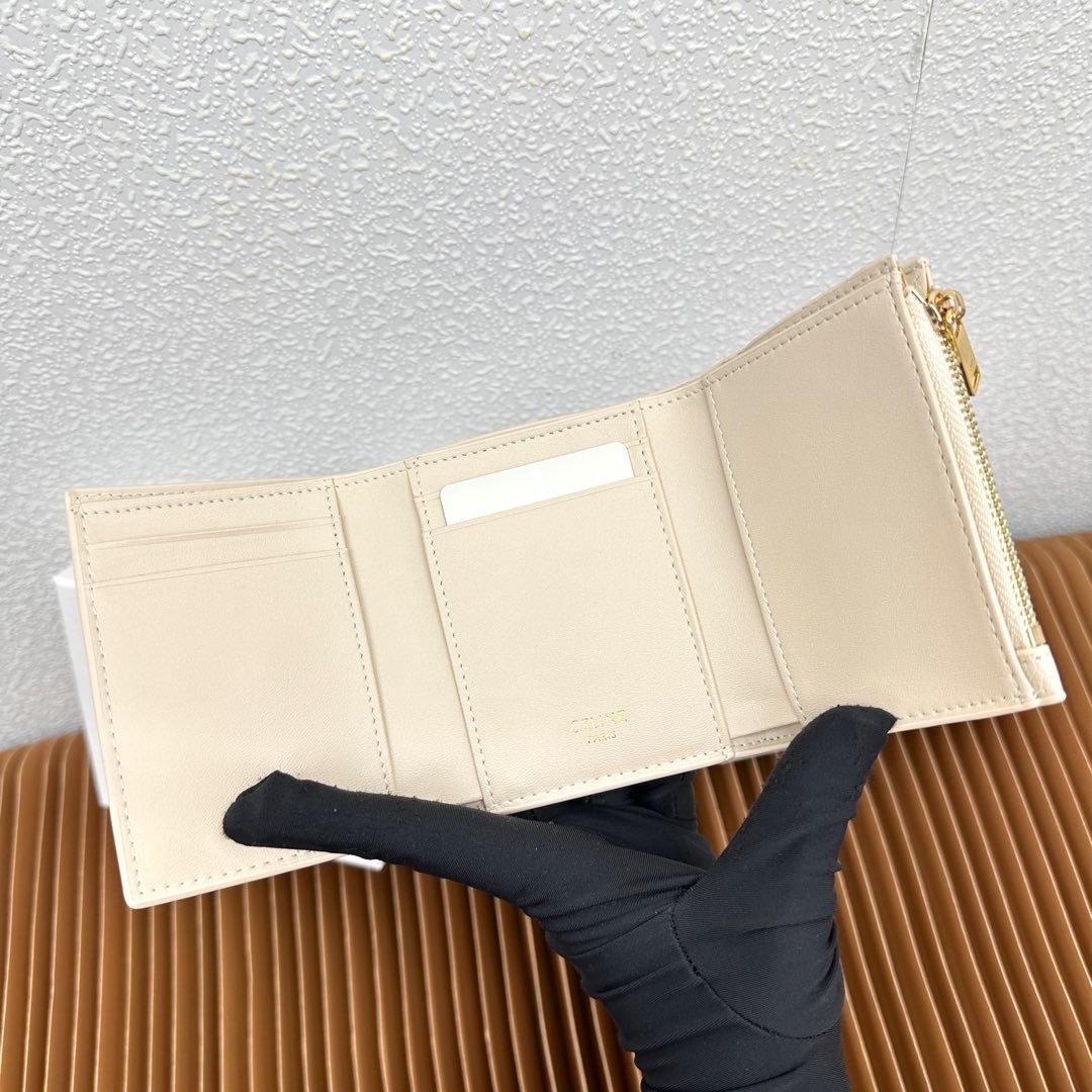 CELINE VICTOIRE柔软牛皮革精致钱包
牛皮革衬里
金色饰面
TRIOMPHE金属钉扣开关
一