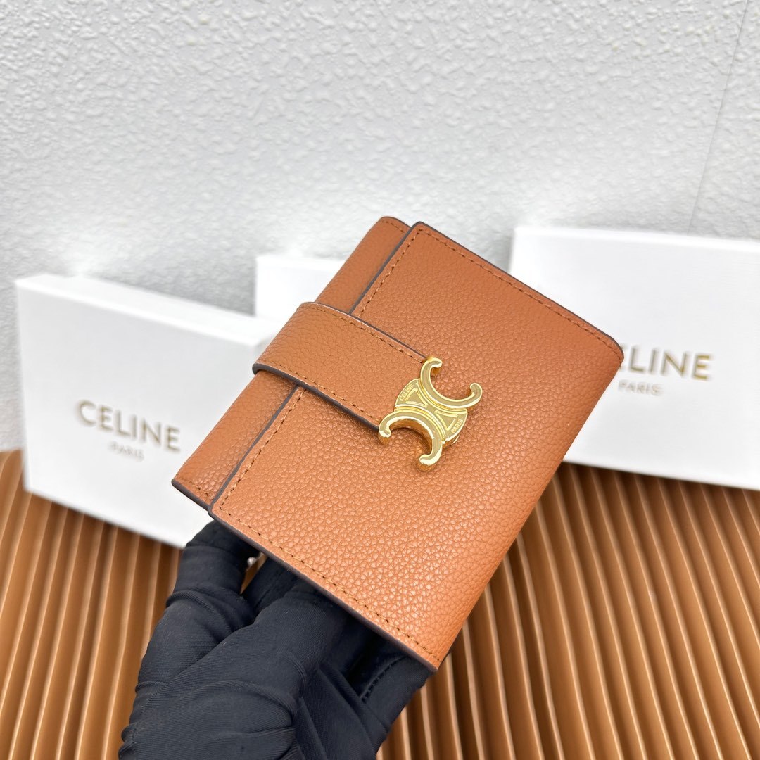 CELINE VICTOIRE柔软牛皮革精致钱包
牛皮革衬里
金色饰面
TRIOMPHE金属钉扣开关
一