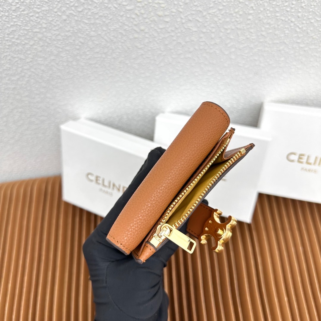 CELINE VICTOIRE柔软牛皮革精致钱包
牛皮革衬里
金色饰面
TRIOMPHE金属钉扣开关
一
