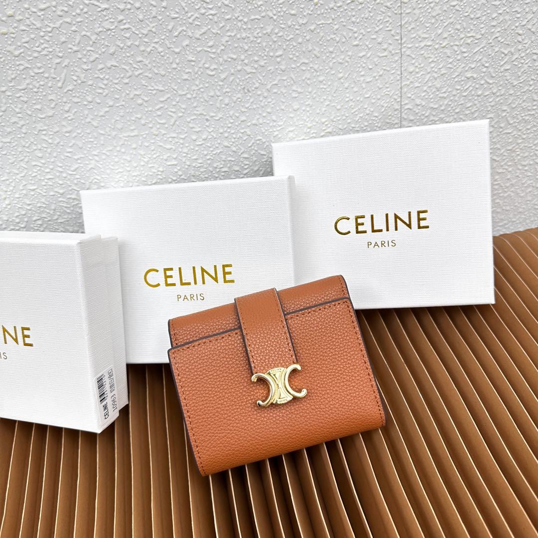CELINE VICTOIRE柔软牛皮革精致钱包
牛皮革衬里
金色饰面
TRIOMPHE金属钉扣开关
一