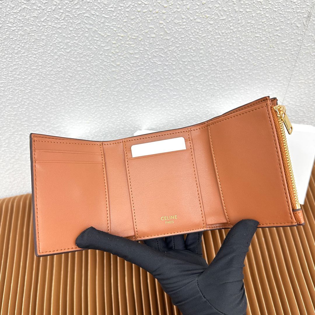 CELINE VICTOIRE柔软牛皮革精致钱包
牛皮革衬里
金色饰面
TRIOMPHE金属钉扣开关
一