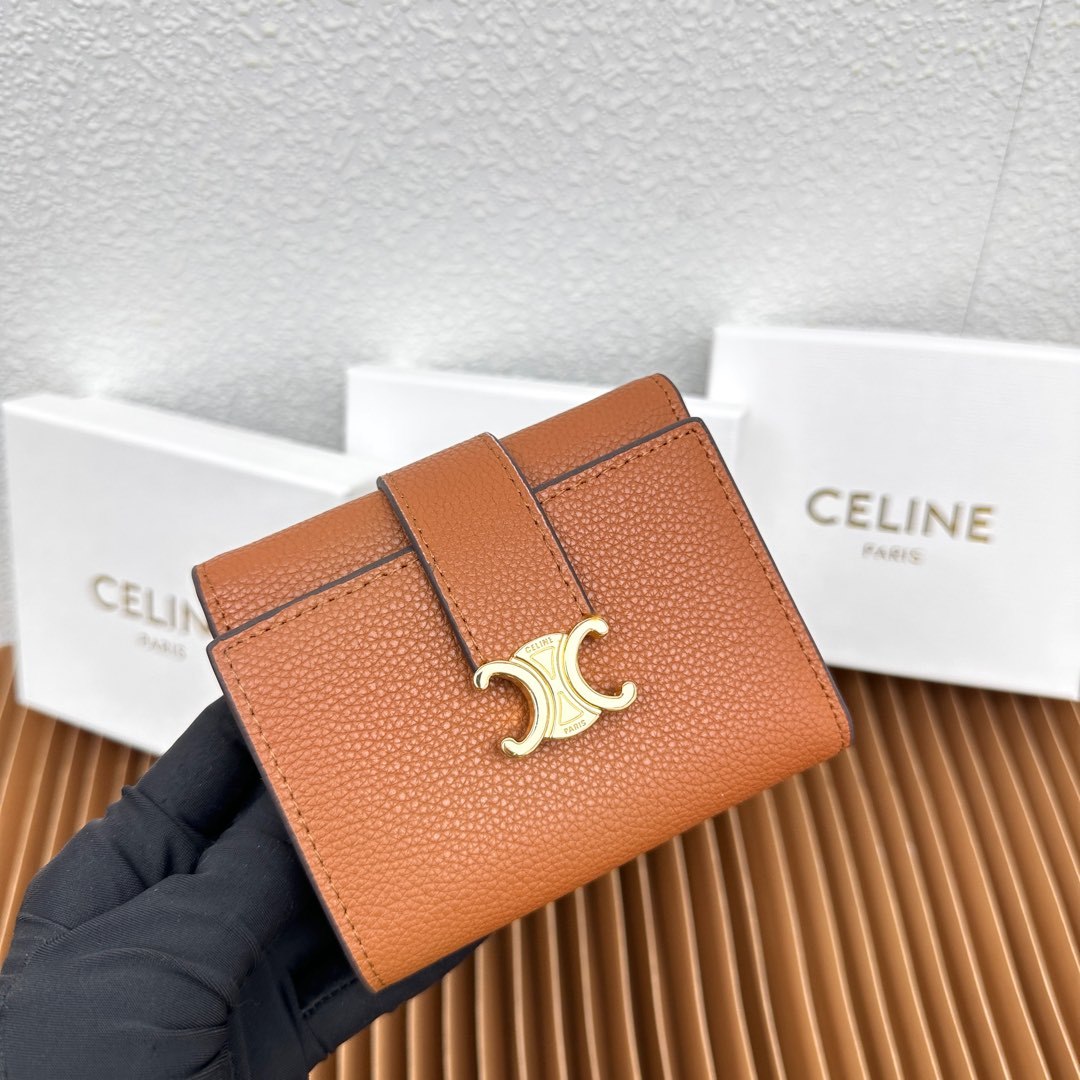 CELINE VICTOIRE柔软牛皮革精致钱包
牛皮革衬里
金色饰面
TRIOMPHE金属钉扣开关
一