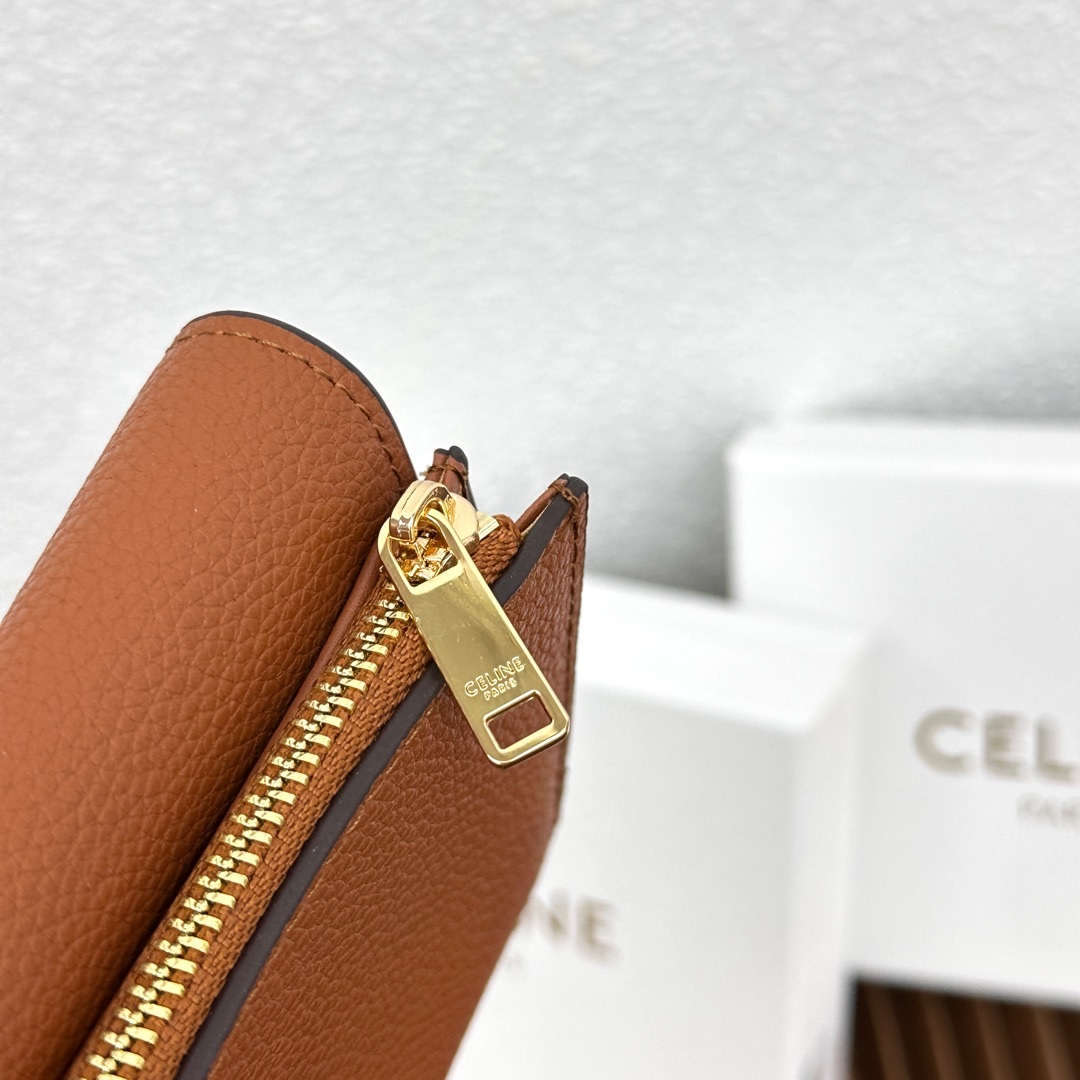 CELINE VICTOIRE柔软牛皮革精致钱包
牛皮革衬里
金色饰面
TRIOMPHE金属钉扣开关
一