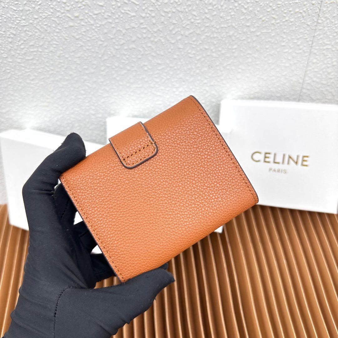 CELINE VICTOIRE柔软牛皮革精致钱包
牛皮革衬里
金色饰面
TRIOMPHE金属钉扣开关
一
