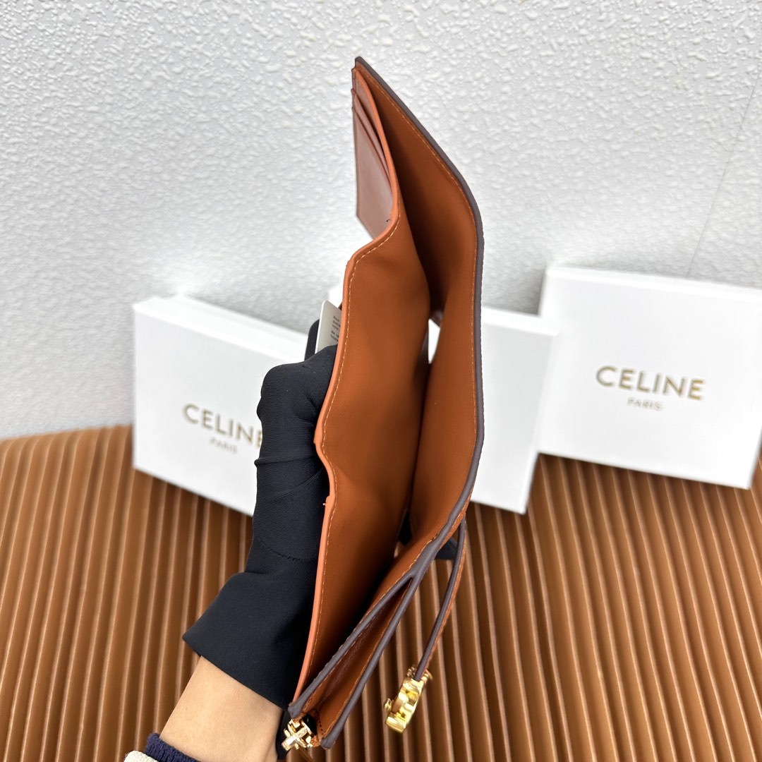 CELINE VICTOIRE柔软牛皮革精致钱包
牛皮革衬里
金色饰面
TRIOMPHE金属钉扣开关
一