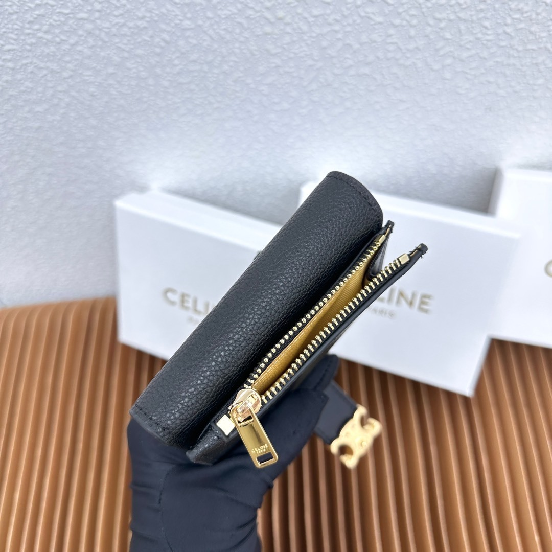 CELINE VICTOIRE柔软牛皮革精致钱包
牛皮革衬里
金色饰面
TRIOMPHE金属钉扣开关
一
