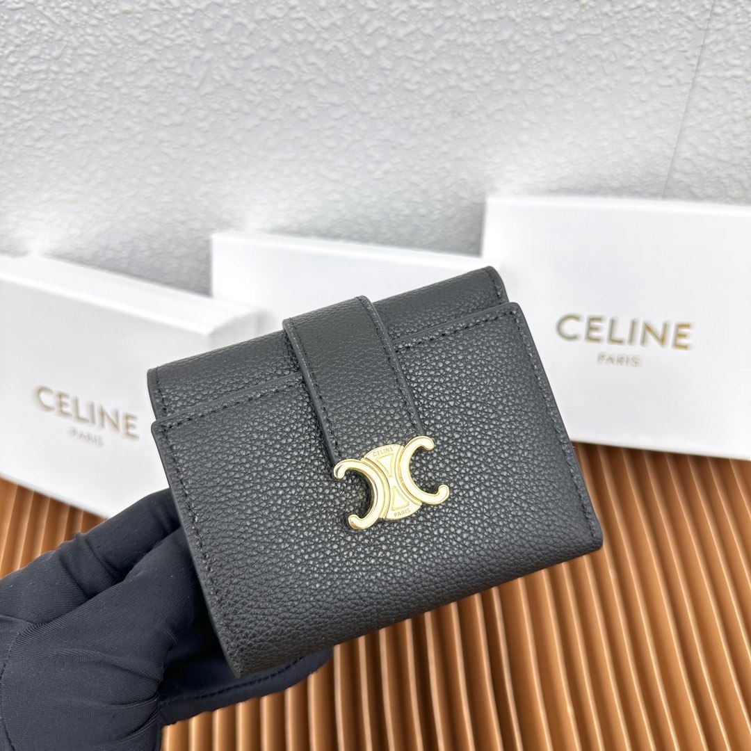 CELINE VICTOIRE柔软牛皮革精致钱包
牛皮革衬里
金色饰面
TRIOMPHE金属钉扣开关
一
