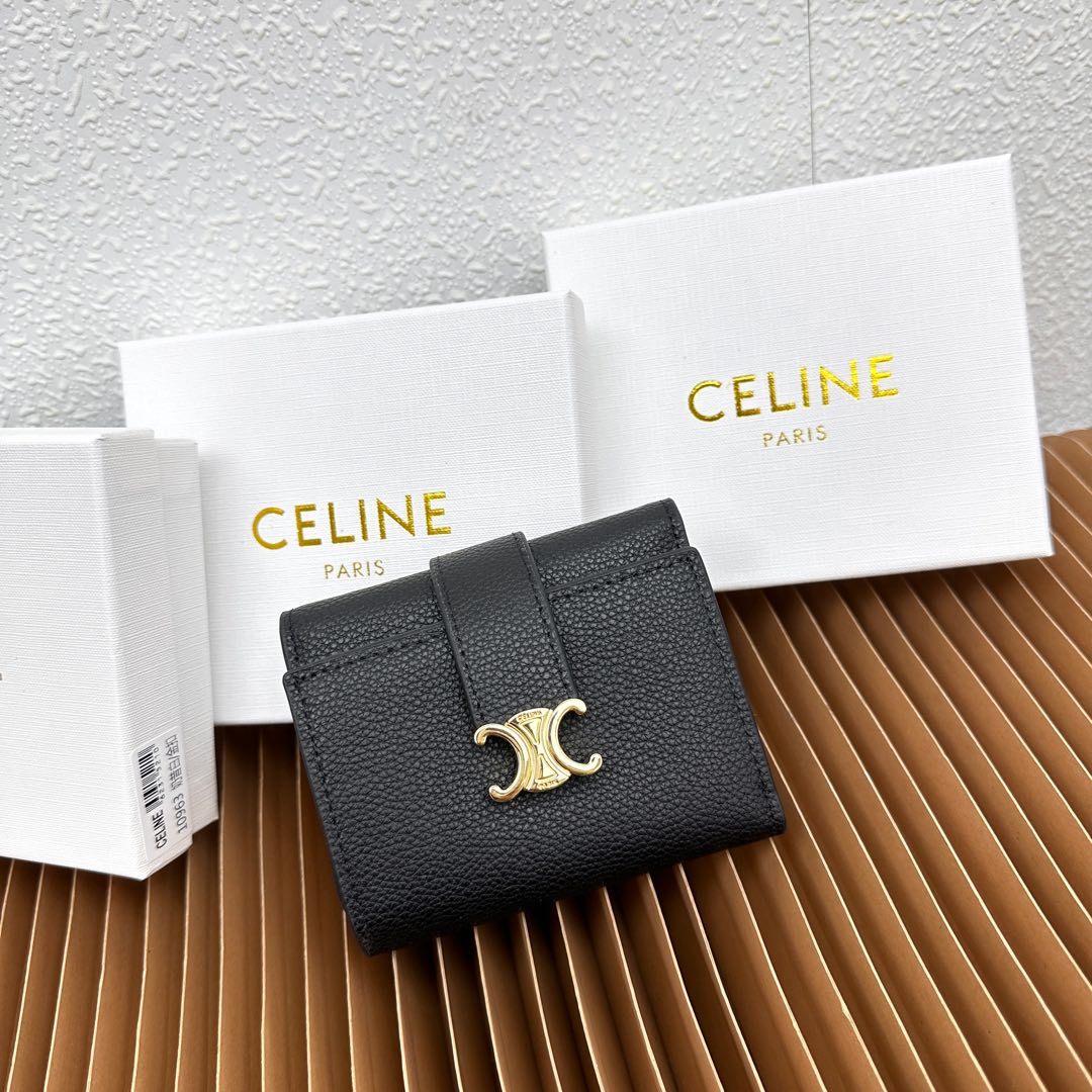 CELINE VICTOIRE柔软牛皮革精致钱包
牛皮革衬里
金色饰面
TRIOMPHE金属钉扣开关
一