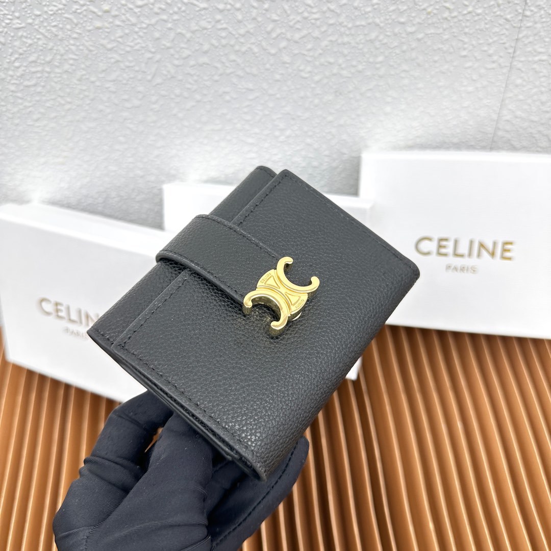 CELINE VICTOIRE柔软牛皮革精致钱包
牛皮革衬里
金色饰面
TRIOMPHE金属钉扣开关
一