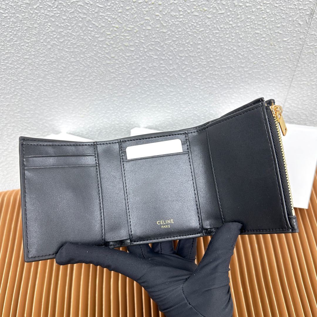 CELINE VICTOIRE柔软牛皮革精致钱包
牛皮革衬里
金色饰面
TRIOMPHE金属钉扣开关
一