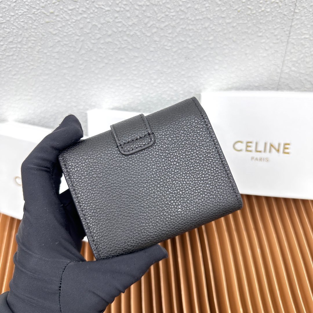 CELINE VICTOIRE柔软牛皮革精致钱包
牛皮革衬里
金色饰面
TRIOMPHE金属钉扣开关
一