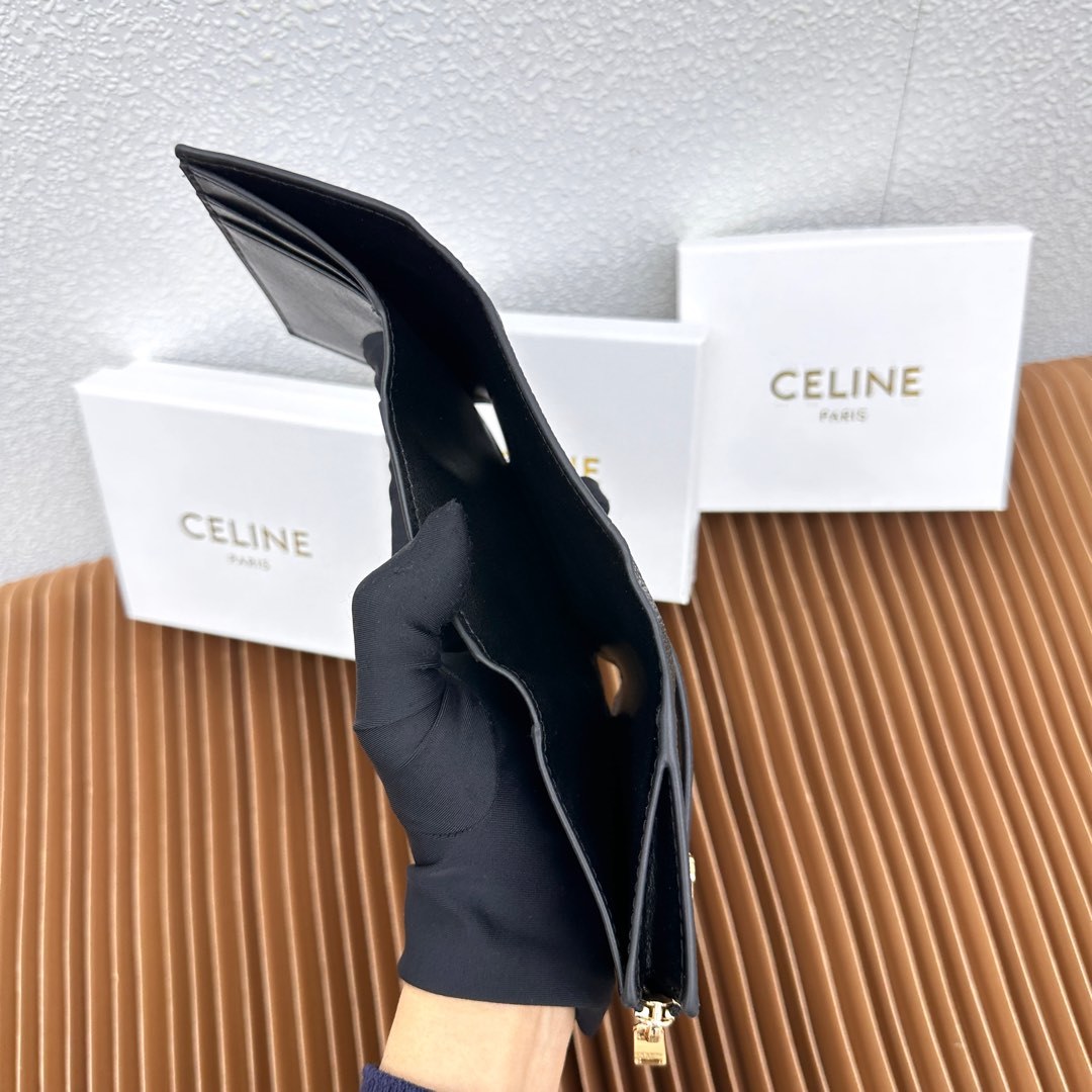 CELINE VICTOIRE柔软牛皮革精致钱包
牛皮革衬里
金色饰面
TRIOMPHE金属钉扣开关
一